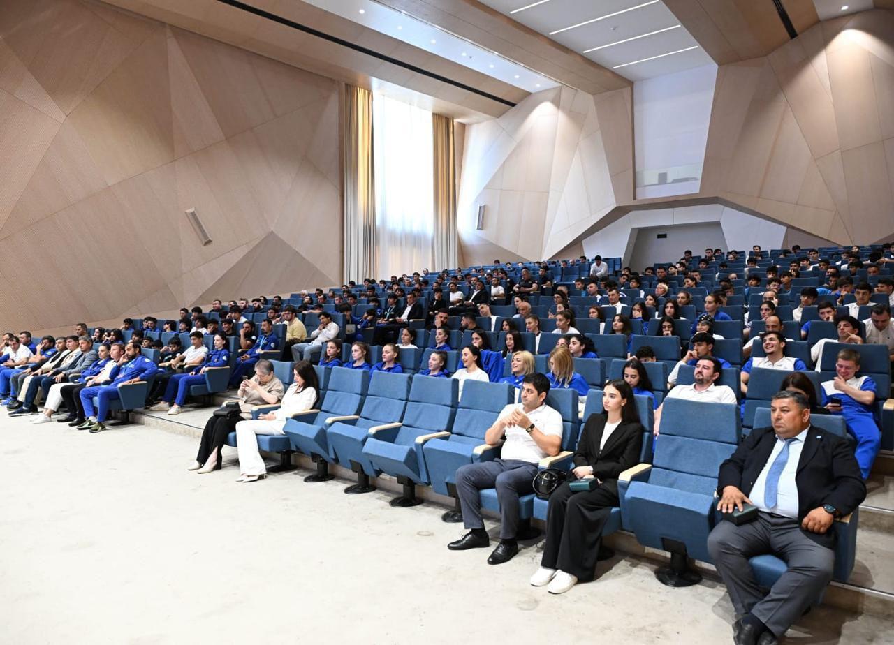 Nazir ötən ay beynəlxalq yarışlarda uğur qazanmış idmançılar və onların məşqçiləri ilə görüşüb